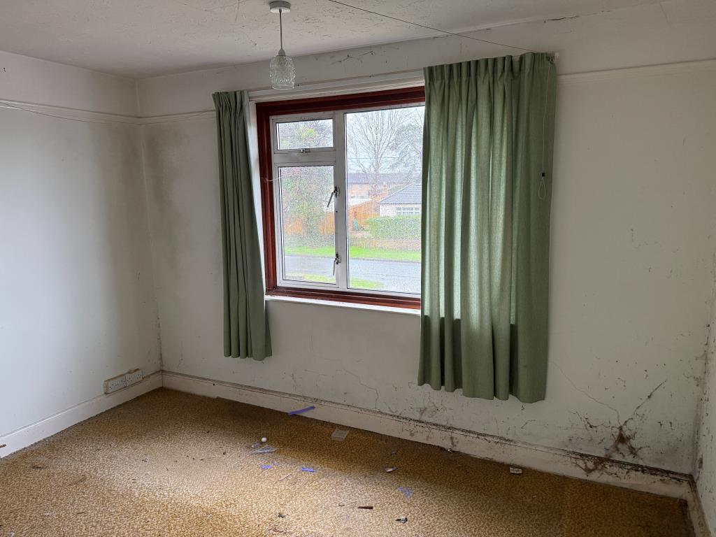 Lot: 44 - SEMI-DETACHED HOUSE IN NEED OF MODERNISATION - Third bedroom with front view over garden